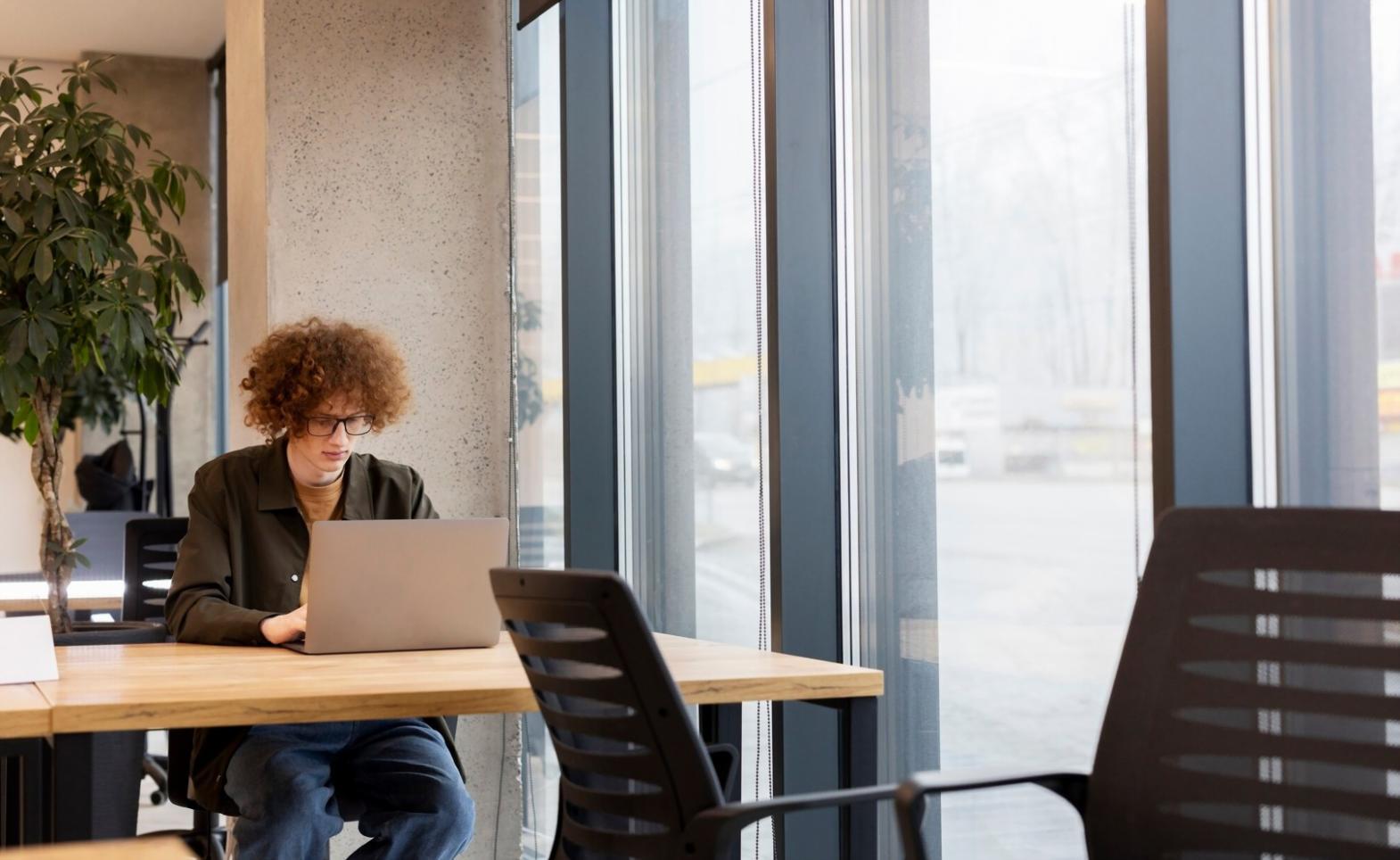 Persona analizando gráficos financieros y datos sobre inflación en una mesa de trabajo